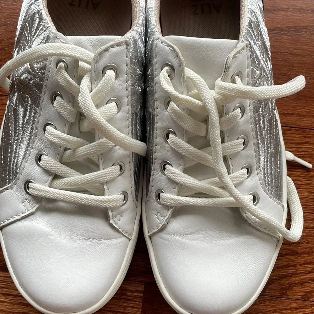 Naturalizer women’s MORRISON 4 sneaker suede heel metallic embroidered size 9.5W